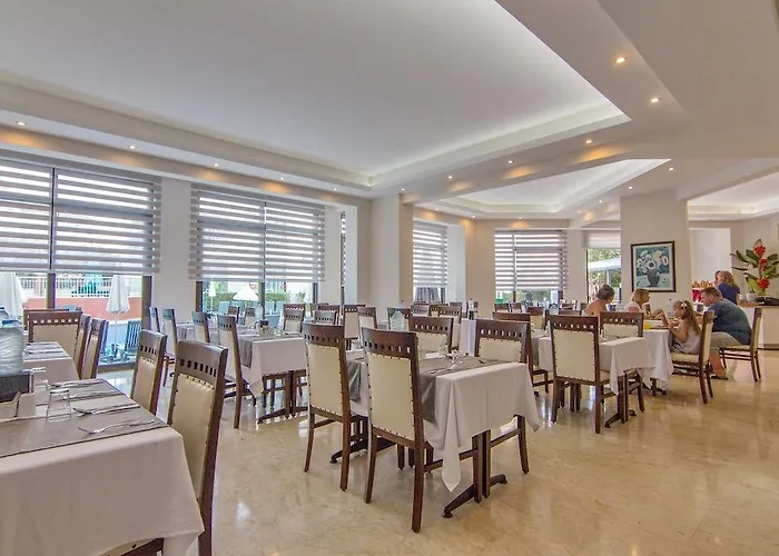 Club Palm فندق Armutalan